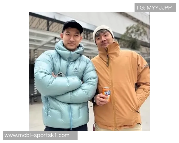 刘殿座与王大雷亲密见面，两位球员的孩子们一起享受网球乐趣